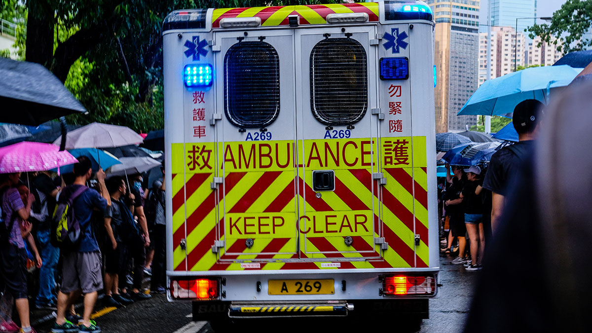 Ambulans, zdjęcie RAYMOND Wong on Unsplash